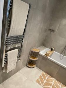 克罗伊登Stylish and Cosy 2 bedroom flat in Croydon的浴室配有卫生间、盥洗盆和淋浴。