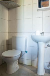 伊利亚贝拉Sambaqui Hostel的一间带卫生间和水槽的浴室