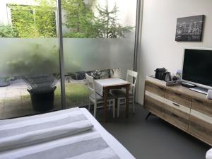 阿姆斯特丹雅堡别墅旅馆的一间卧室配有一张床、一张书桌和一台电视