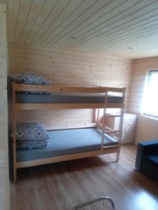 OlszanicaDomki całoroczne Bieszczady的小屋内带两张双层床的客房