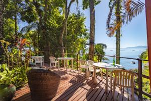 Praia Vermelha拉加马尔旅馆的一个带桌椅的海景甲板