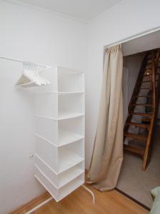 克拉吉Sole e Limone的楼梯旁的一间有白色书架的房间