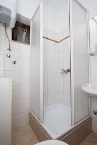 克拉吉Sole e Limone的带淋浴和盥洗盆的浴室