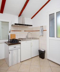 克拉吉Sole e Limone的厨房配有白色橱柜和水槽