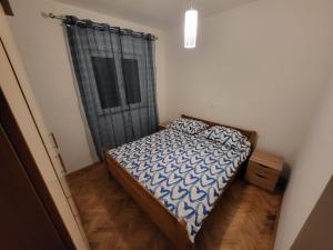 拉布Padova 2的一间带床和窗帘的小卧室