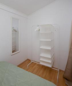 克拉吉Sole e Limone的一间设有白色架子和镜子的客房
