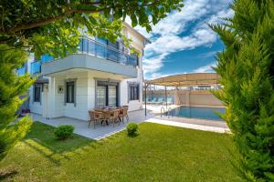 安塔利亚Secluded Villa with Private Pool in Antalya的一座带庭院和游泳池的房子