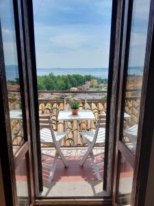 博尔塞纳Casa Rosita vista lago的阳台配有桌椅,享有风景。