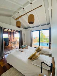 勒迪亚芒ZANNANNA LODGE的卧室内的两张床,享有游泳池的景色