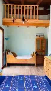 弗卢米尼马焦雷Coru & Bentu的一间卧室配有双层床和蓝色地毯。