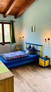 弗卢米尼马焦雷Coru & Bentu的一间卧室,卧室内配有一张蓝色大床