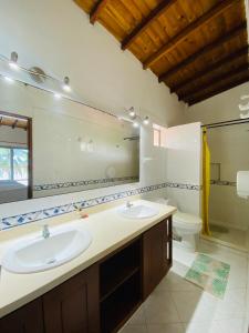 托卢科斯塔琳达酒店的一间带两个盥洗盆和卫生间的浴室