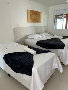 伯迪亚哥波尔图卡诺阿斯阿帕特酒店的一间房间里三张床的组合