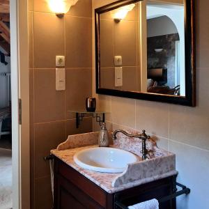 圣特奥托纽CASA PAVÃO (SALGADINHO - SELÃO DA EIRA)的一间带水槽和镜子的浴室