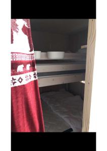 艾姆拉普拉涅Appartement Aime 2000的双层床上挂着一条红色毛巾