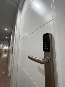 库列雷多Hostal LA POETISA - Auto Check-in的走廊上带遥控器的门