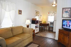 克利尔沃特Sunshine Cozy Cottage的带沙发和电视的客厅
