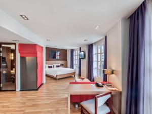 河内河内拉盖尔美居酒店的一间卧室配有一张床和一张书桌