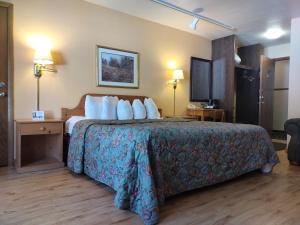 RhinelanderHoliday Acres Resort的酒店客房配有一张带白色枕头的大床