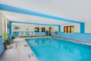 亨丁顿亨廷顿康福特酒店的一座拥有蓝色墙壁的大游泳池