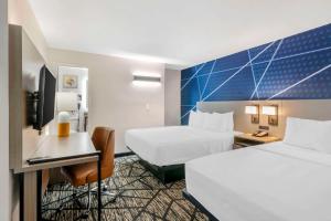 堪萨斯城Comfort Inn的酒店客房配有两张床和一张书桌