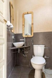 马拉喀什Douiria salix agafay的浴室配有白色卫生间和盥洗盆。