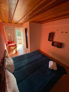 拉夫拉斯诺瓦斯Solar Maria Gomes - Lavras Novas MG的一间卧室,卧室内配有一张蓝色大床