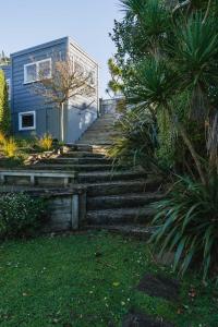 但尼丁Cottage on Aotea的通往房子的楼梯