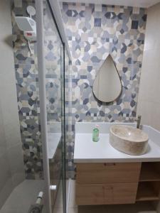 里约热内卢Novíssimo APTO metrô na porta VLT Centro Rio的浴室设有水槽和墙上的镜子