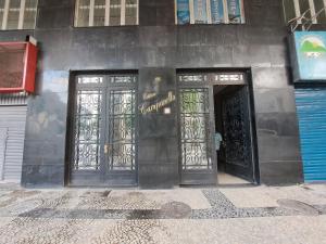 里约热内卢Novíssimo APTO metrô na porta VLT Centro Rio的一座建筑,两扇门,上面有头骨