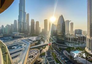 迪拜Deluxe Studio Address Dubai Mall "The Residence"的天空中阳光灿烂的繁忙城市景观