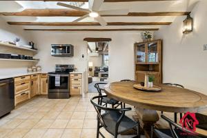 圣达菲Rancho de La Luna Casita的厨房以及带木桌和椅子的用餐室。