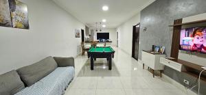马林加Casa do Sonho, Piscina, Sinuca, Churrasqueira的带沙发和台球桌的客厅