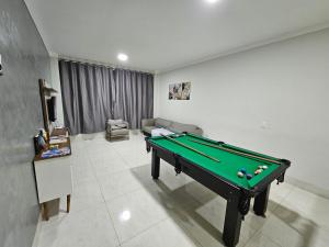 马林加Casa do Sonho, Piscina, Sinuca, Churrasqueira的客厅配有台球桌