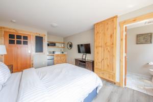 国王海滩Lakeside Hotel room #7 in Kings Beach的卧室配有一张白色大床和电视。