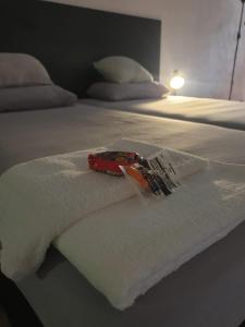 蒙得维的亚Apart Hotel Montevideo的白色的床和白色的毯子