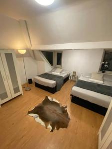 伦敦Penthouse studio with 2 double beds & smart TV. Great London Location的一间卧室设有两张床,铺有木地板