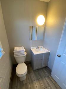 El RenoRanger Motel的浴室配有白色卫生间和盥洗盆。