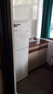 皮罗瓦茨Apartments and rooms by the sea Pirovac, Sibenik - 21487的厨房配有白色冰箱和水槽
