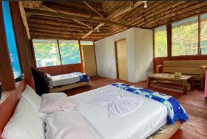 伊基托斯Ceiba Amazon Lodge的一间带一张大床的卧室,位于带窗户的房间内