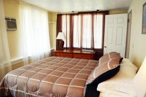 克利尔沃特Sunshine Cozy Cottage的一间卧室配有一张床、一张桌子和一个窗户。