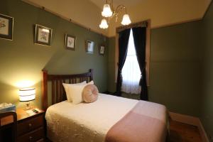 BeaconsfieldThe Exchange Hotel - Offering Heritage Style Accommodation的一间卧室设有一张床和一个窗口