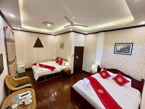 琅勃拉邦Villa Phathana Royal View Hotel的酒店客房,配有两张床和椅子