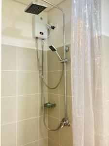 马尼拉Coast Residence Pasay的浴室内配有淋浴和头顶淋浴