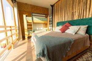 帕拉卡斯El Santuario的一间卧室配有一张带绿色床头板的床