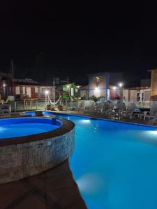 比亚莱特马西Complejo M&M的夜晚的游泳池,灯光蓝色