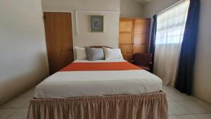 CalliaquaCasa Villa Apartments的一间卧室,卧室内配有一张大床