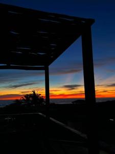Celestino GascaTres Velas Surf的天空别墅享有日落美景