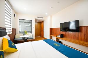 头顿PLUS VUNG TAU HOTEL的一间酒店客房,配有一张大床和一台平面电视