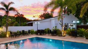 拉威海滩Jasmine Village的别墅 - 带游泳池和桌椅